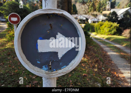 Hogsback, östliches Kap, Südafrika, Zeichen, weißer Pfeil auf blauem Hintergrund zeigen auf zwei Schiene Straße, Landschaft Stockfoto