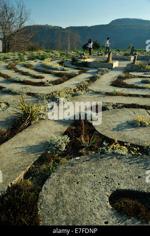 Hogsback, östliches Kap, Südafrika, Personen, zwei erwachsene Frauen wandern im Landmark das Labyrinth, Landschaft, Weg, Ziel, Formen, Formen Stockfoto