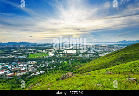 Berühmte Skyline von Hong Kong Yuen Long Innenstadt Sonnenuntergang Stockfoto