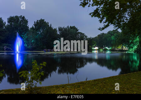Brunnen und See in der Nacht in St. James Park, Westminster, London, England, Vereinigtes Königreich Stockfoto