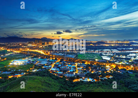 Berühmte Skyline von Hong Kong Yuen Long Innenstadt Sonnenuntergang Stockfoto