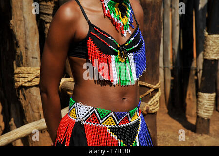 Menschen, Kultur, Körper der Frau, KwaZulu-Natal, Südafrika, Bunte traditionelle Perlen Kleid, Zulu Mädchen, Shakaland Thema Dorf, Kleidung, ethnische Stockfoto