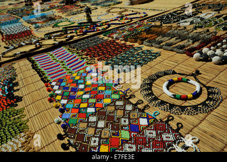 Eshowe, KwaZulu-Natal, Südafrika, farbenfrohe handgefertigte Zulu bead Craft, Souvenirs auf der Anzeige für den Verkauf an Touristen, Shakaland, Kultur Thema Dorf Stockfoto