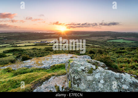 Sonnenaufgang von Helman Tor schroffen Felsen aus Granit und Moor in der Nähe von Bodmin in Cornwall, in Richtung Sweetshouse th Stockfoto