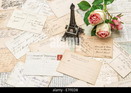 Rosen, antike französische Postkarten Carte Postale und Souvenir Eiffelturm von Paris. nostalgische sentimentale Feiertage Hintergrund Stockfoto