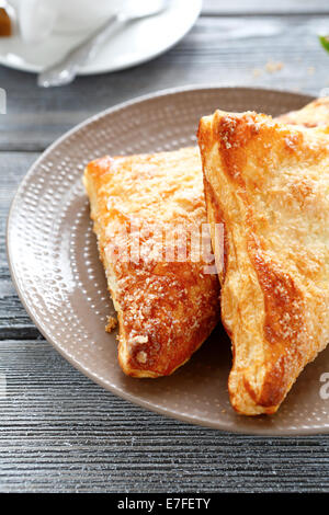 Knusprige Charlotte Kuchen auf einem Teller Essen Nahaufnahme Stockfoto