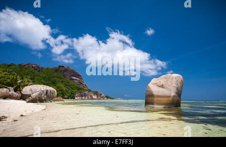 Einzigartigen Felsformationen am tropischen Strand Stockfoto