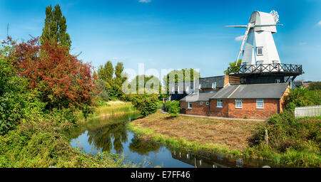 Ein Kittel Windmühle am Ufer des Flusses Tillingham bei Roggen in East Sussex Stockfoto