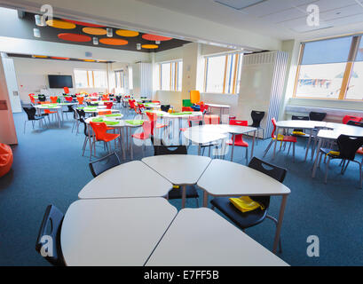 Unbesetzten moderne Klassenzimmer mit Tischen in einem Kreis Stockfoto