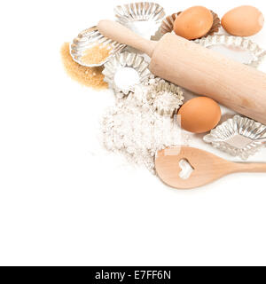 Backen Zutaten Eiern, Mehl, Zucker und Cookie Cutter über weiß. Essen-Hintergrund. Kochen mit Liebe-Konzept Stockfoto