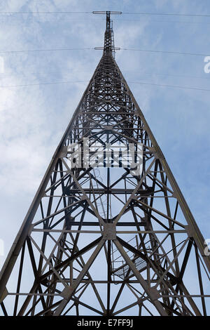 Power-Sendemast, Ansicht von unten Stockfoto