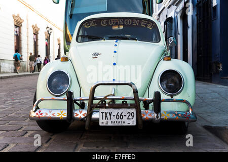 VW Käfer geparkt in Oaxaca, Mexiko Stockfoto