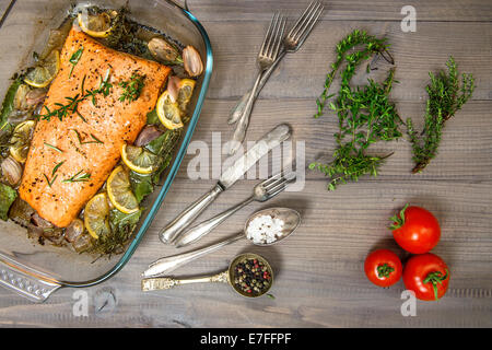 Gegrillter Lachs Fisch mit frischen Kräutern und Gewürzen. Meeresfrüchte-Hintergrund Stockfoto