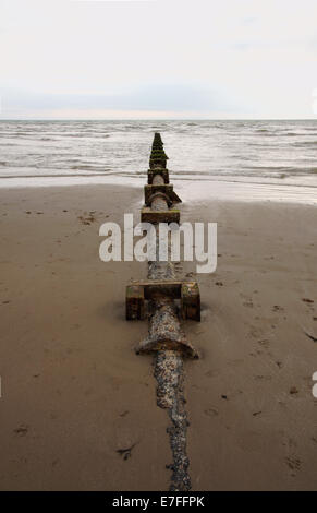 Abwasser oder Abfälle in Harlech Strand Entlastung im Norden von Wales Stockfoto