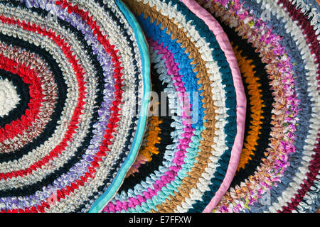 Handgeknüpfte Teppiche gehäkelt von bunten Stoff-Bänder Stockfoto