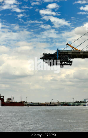 Im Bau, ein Abschnitt von Phu meine Brücke hoch über den Saigon River. Ho-Chi-Minh-Stadt (Saigon), Vietnam Stockfoto