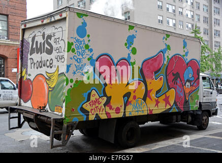 LKW mit Graffiti an der Seventh Avenue in West Village, New York City. Stockfoto