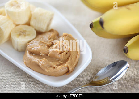 Selbstgemachte Erdnussbutter und Bananen. Zutaten: Erdnüsse (geröstet, ungesalzen, geschält), Erdnussöl, Honig. Kein Salz, kein Zucker. Stockfoto