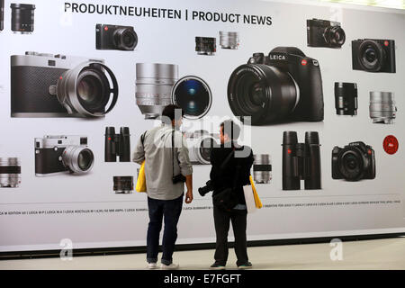 Besucher auf eine Anzeige der neuen Leica-Kameras. Photokina Fotografie Messe in Köln. Stockfoto