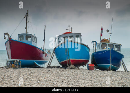 Angelboote/Fischerboote vertäut am Strand von Bier in Dorset, Großbritannien Stockfoto