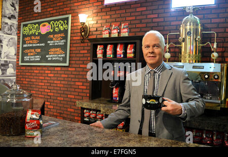 US-amerikanischer Schauspieler James Michael Tyler, die den Besitzer des Café Central Perk in der TV-Serie Friends spielt, steht hinter der Zähler des Freunde-Cafe in New York City, USA, 15. September 2014. Das Cafe Central Perk wird am 17. September bis zum 20. Jahrestag der erfolgreichen Fernsehserie Freunde von Warner Bros Studios auf Lafayette Street 199 in Soho eröffnet. Foto: SIMON BROLL/dpa Stockfoto