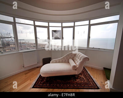 Ein Tag Sofa am Fenster ein Meer Wohnung in Botschaft Gericht, Brighton Stockfoto