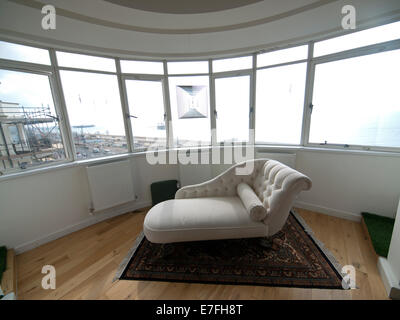 Ein Tag Sofa am Fenster ein Meer Wohnung in Botschaft Gericht, Brighton Stockfoto