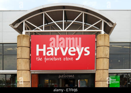 Eine Ansicht von Harveys Möbel lagern Ladenschild bei Sprowston Retail Park, Norwich, Norfolk, England, Vereinigtes Königreich. Stockfoto