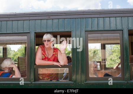 Frau winken vom Zugfenster, Chemin De Fer De La Baie de Somme Picardie, Frankreich, Europa Stockfoto