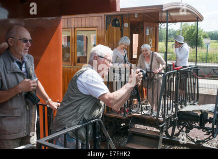 Passagiere auf die Schmalspur Bahn Chemin De Fer De La Baie de Somme unter Fotos, Frankreich, Europa. Stockfoto