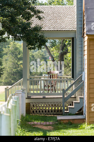 Einzelne Holz Schaukelstuhl auf der Veranda der Schindeln Haus im Nationalpark von Appomattox Stockfoto