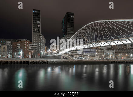 Zubi Zuri Brücke. Bilbao-Stadt bei Nacht, Biskaya, Baskisches Land, Spanien Stockfoto