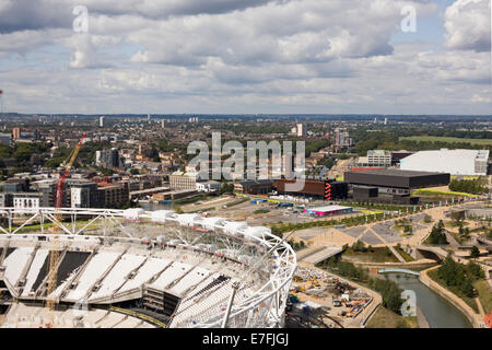 Ein Blick von der ArcelorMittal Orbit über Queen Elizabeth Olympic Park Detail der Umlaufbahn und Stadion. Stockfoto