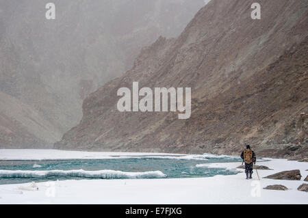 Person ist Fuß auf den zugefrorenen Zanskar-Fluss, während Chadar Trek. Stockfoto