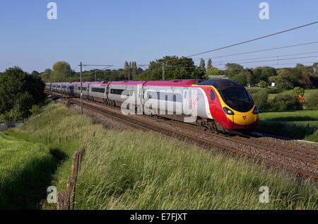 Jungfrau-Züge Westküste Pendolino Geschwindigkeiten Süden mit einem Glasgow - Euston Dienst auf 19.06.13. Stockfoto