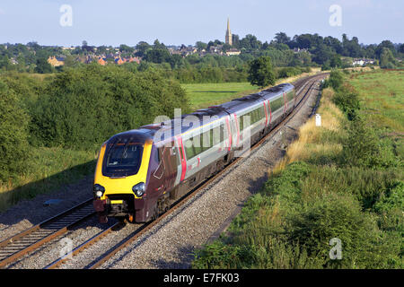 220016 durchläuft Könige Sutton Banbury mit 1M 58 1445 Bournemouth zu Manchester Piccadilly Cross Country auf 23.07.14. Stockfoto