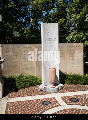 Vietnam-Krieg-Denkmal hinzugefügt im Jahr 1986 zu Monument-Terrasse eine Reihe von Schritten und Denkmäler bis zum Gerichtsgebäude in Lynchburg, Virginia Stockfoto