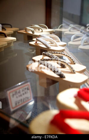 Paare von Geta im Shop, traditionelle japanische Holzsandalen, Teramachi Shopping Arcade, Kyoto, japan, Asien Stockfoto