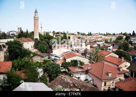 Yivli Minarett Moschee und Antalya Stadt Stockfoto