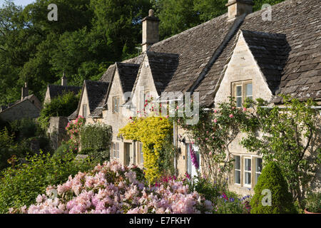 Cotswold Cottages und Sommergarten, Bibury, Cotswolds, Gloucestershire, England, Vereinigtes Königreich, Europa Stockfoto