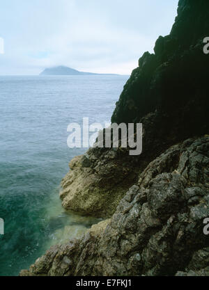 Blick über Bardsey Sound aus St Mary Brunnen, Lleyn, North Wales, zeigt markante Profil von Bardsey Island 2 Meilen entfernt. Insel der 20.000 Heiligen Stockfoto