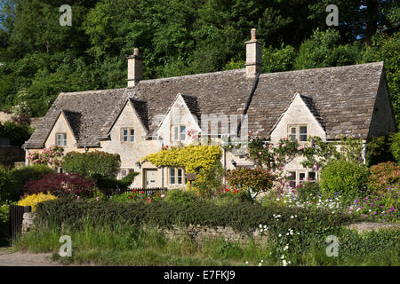 Cotswold Cottages und Sommergarten, Bibury, Cotswolds, Gloucestershire, England, Vereinigtes Königreich, Europa Stockfoto