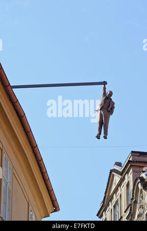 Die "Hängende Mann" Skulptur von David Cerny, Prag, Tschechische Republik. Stockfoto