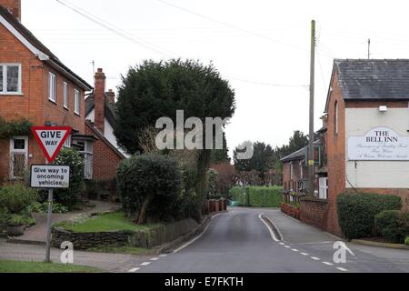 Prise Verkehrsknotenpunkt des Bell Inn Welford on Avon, Warwickshire, wo die Straße auf eine einspurige verengt Stockfoto