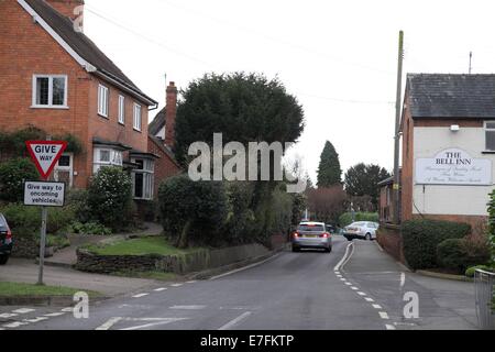 Prise Verkehrsknotenpunkt des Bell Inn Welford on Avon, Warwickshire, wo die Straße auf eine einspurige verengt Stockfoto
