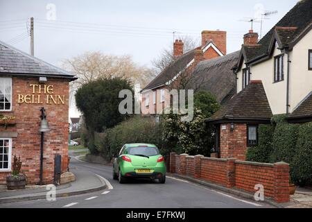 Prise Verkehrsknotenpunkt des Bell Inn Welford on Avon, Warwickshire, wo die Straße auf eine einspurige verengt Stockfoto