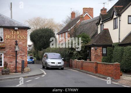 Prise Verkehrsknotenpunkt des Bell Inn Welford on Avon, Warwickshire, wo die Straße auf eine einspurige verengt Stockfoto
