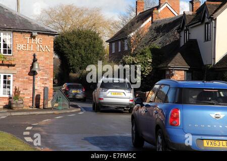 Prise Verkehrsknotenpunkt des Bell Inn Welford on Avon, Warwickshire, wo die Straße auf eine einspurige verengt Stockfoto