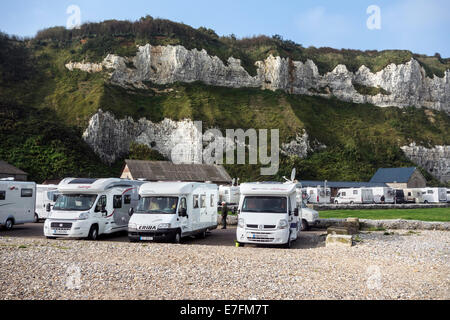 Wohnmobile geparkt entlang der Küste bei Saint-Valery-En-Caux, Seine-Maritime, Normandie, Frankreich Stockfoto