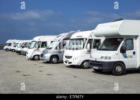 Reihe von Wohnmobile geparkt auf Parkplatz für Wohnmobile / Freizeit Fahrzeug Stockfoto